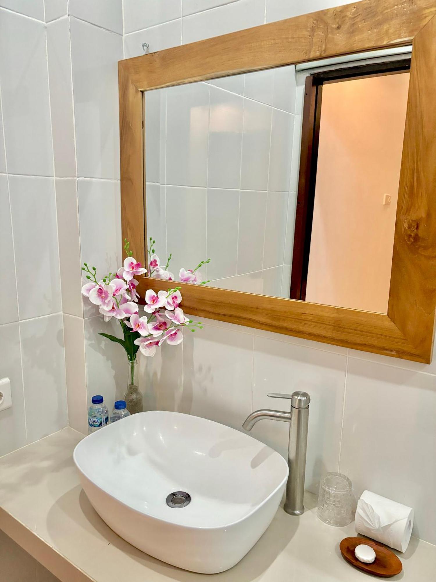 The Lima Home Stay In Canggu Exterior photo